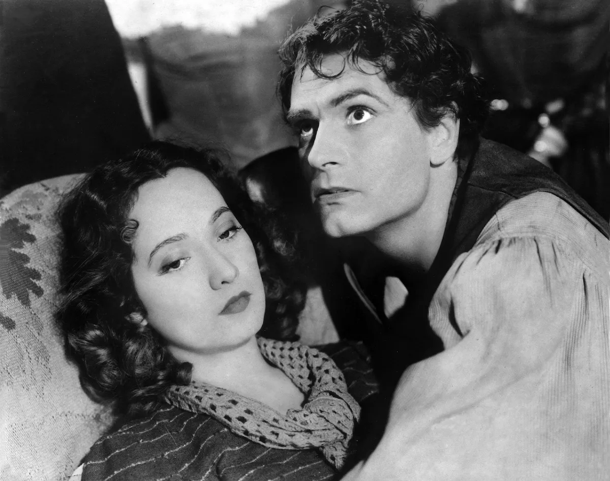 Gros plan noir et blanc de Merle Oberon et Laurence Olivier dans 