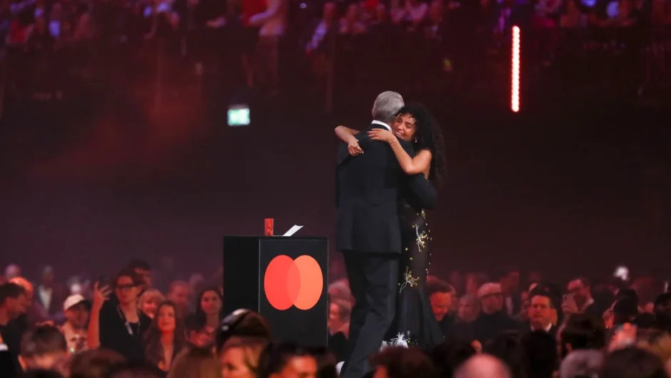 Un expert en langage corporel décrit le moment de « soutien » de Jeff Goldblum avec Olivia Dean aux BRIT Awards