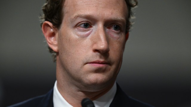 Mark Zuckerberg est sous le feu des critiques après qu'un rapport ait révélé que les chatbots sur Instagram, Facebook et WhatsApp s'engageaient parfois dans des conversations inappropriées avec des mineurs.