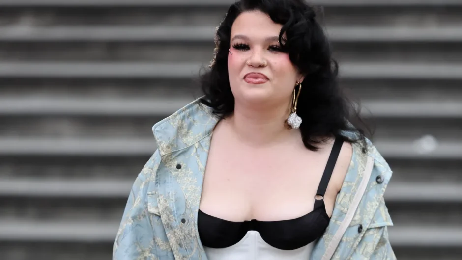 L&rsquo;année sauvage de Lola Young : renommée TikTok, effondrement sur scène et retour aux Grammy Awards