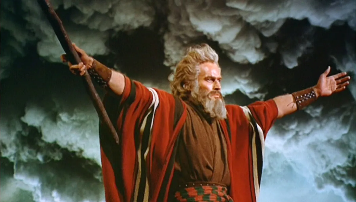 Moïse (Charlton Heston) séparant la mer Rouge dans 