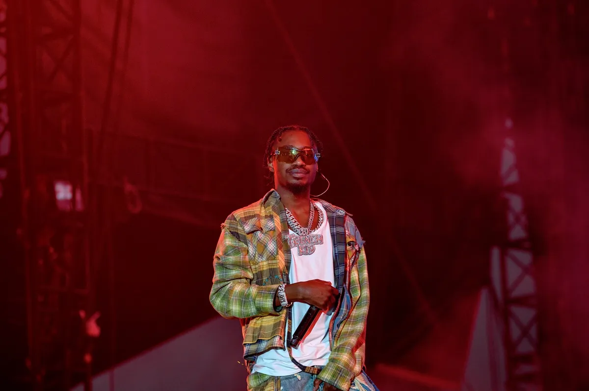 Lil Tjay se produit lors du 10e festival annuel de musique Rolling Loud 2024 au Hard Rock Stadium le 14 décembre 2024 à Miami Gardens, en Floride.