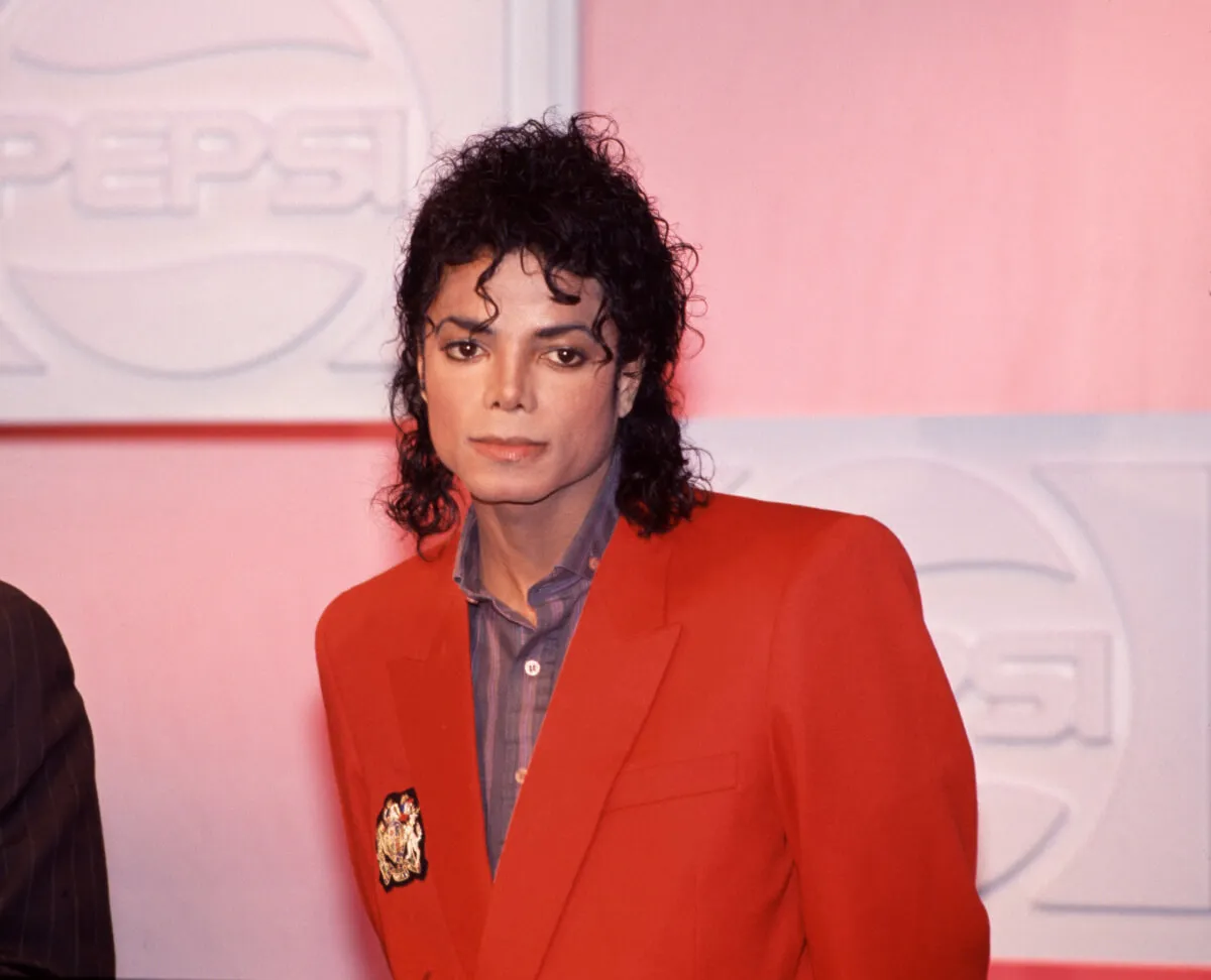Michael Jackson porte un blazer rouge.