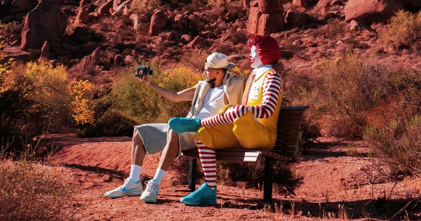 Nike, McDonald&rsquo;s et Devin Booker ont transformé une sortie de baskets en chasse au trésor dans le désert