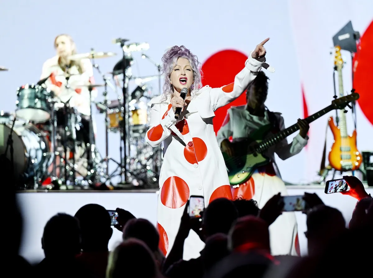 Cyndi Lauper porte une tenue à pois rouges sur scène à Las Vegas
