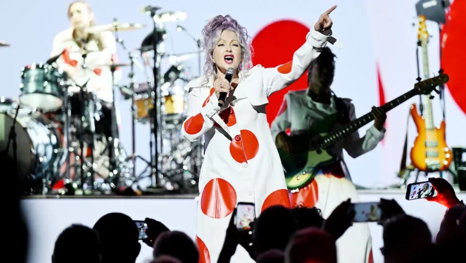 Cyndi Lauper arrête Heckler avec Brooklyn Toughness lors de ses débuts en résidence à Vegas