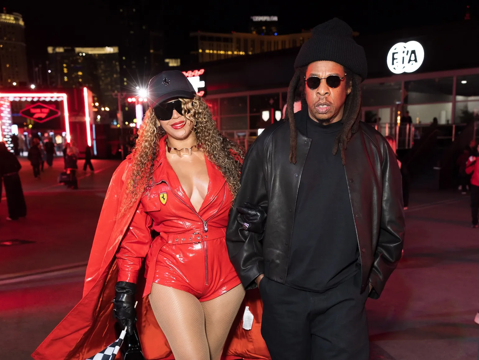 Beyoncé en combinaison rouge et Jay-Z en costume noir