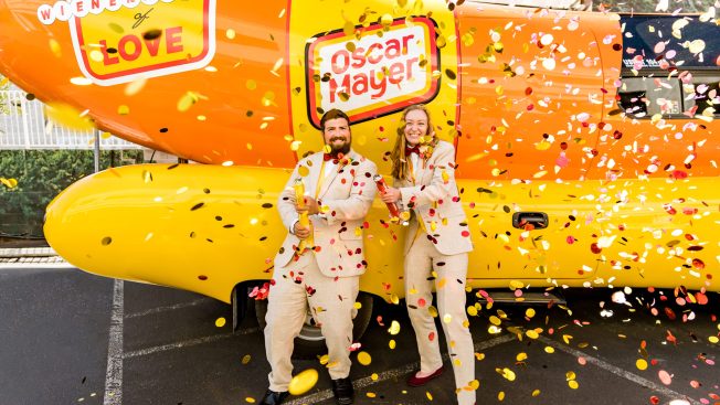 Hotdoggers mariés devant la Wienermobile d'Oscar Mayer
