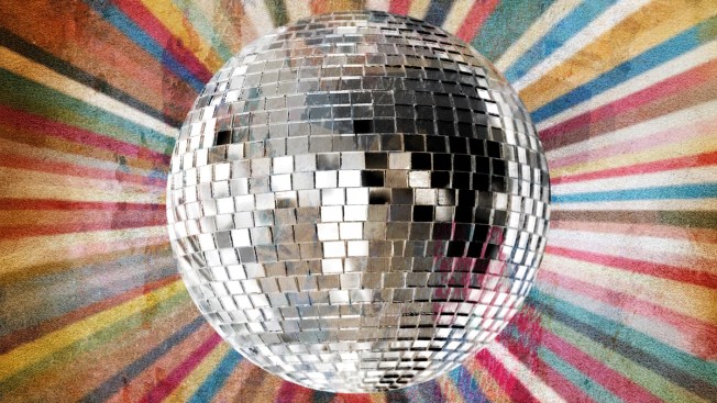 Une boule disco sur fond coloré