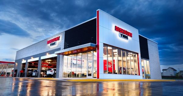 Discount Tire embauche Arnold, déclarant que la catégorie devrait enfin être drôle